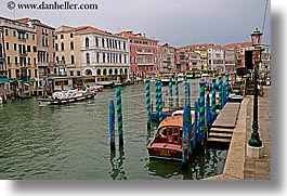 images/Europe/Italy/Venice/Canals/boats-in-canal-08.jpg