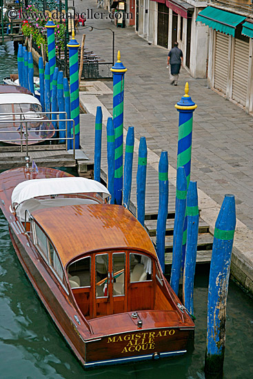 boats-in-canal-11.jpg