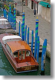 images/Europe/Italy/Venice/Canals/boats-in-canal-11.jpg