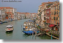 images/Europe/Italy/Venice/Canals/boats-in-canal-12.jpg