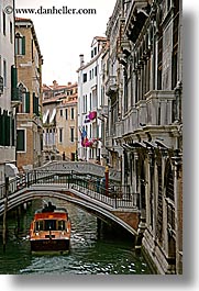 images/Europe/Italy/Venice/Canals/boats-in-canal-15.jpg