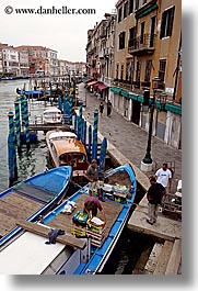 images/Europe/Italy/Venice/Canals/boats-in-canal-16.jpg