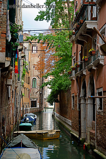 boats-in-canal-17.jpg