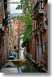 images/Europe/Italy/Venice/Canals/boats-in-canal-17.jpg