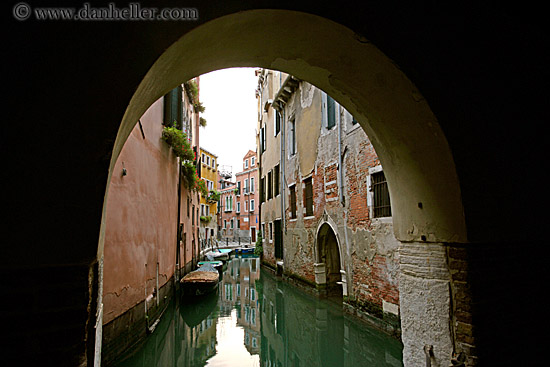 canal-boats-tunnel.jpg