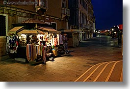 images/Europe/Italy/Venice/Nite/gift-stand-at-nite-3.jpg