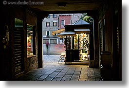 images/Europe/Italy/Venice/Nite/gift-stand-at-nite-4.jpg