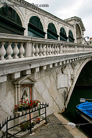 rialto-bridge-shrine.jpg