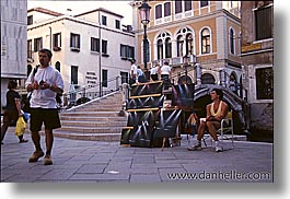 images/Europe/Italy/Venice/Streets/artist-n-pedestrian.jpg