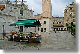images/Europe/Italy/Venice/Streets/food-cart-in-square-1.jpg