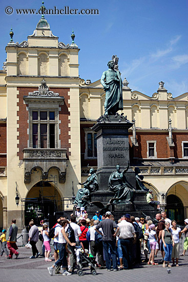 adam_mickiewicz-statue-n-crowd.jpg