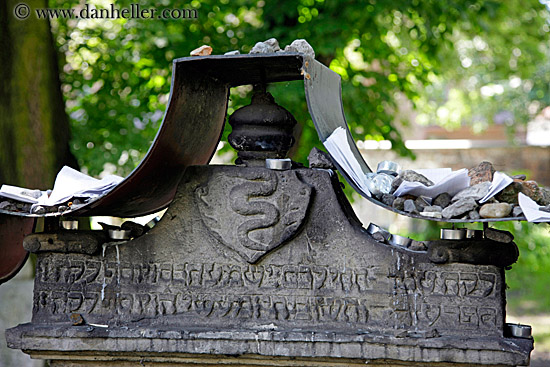 jewish-gravestones-09.jpg