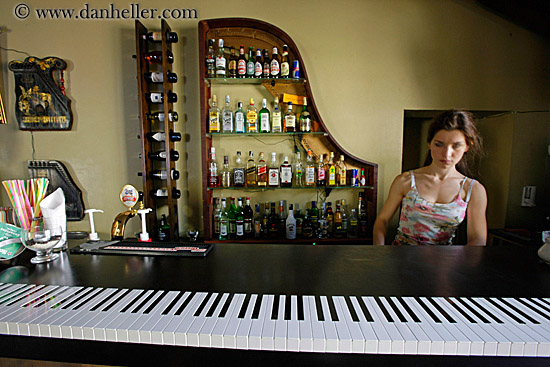 piano-bar-n-woman-1.jpg