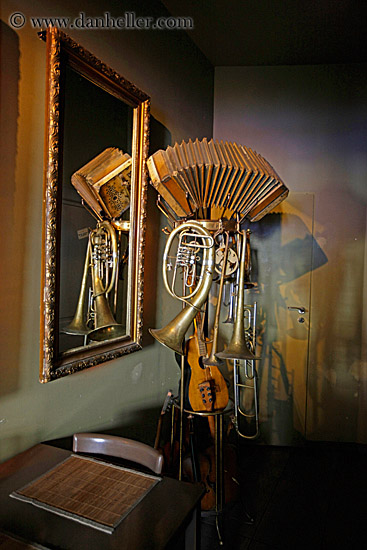 table-mirrors-n-musical-instruments-2.jpg