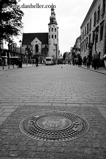 krakow-manhole-cover-n-church-bw-2.jpg