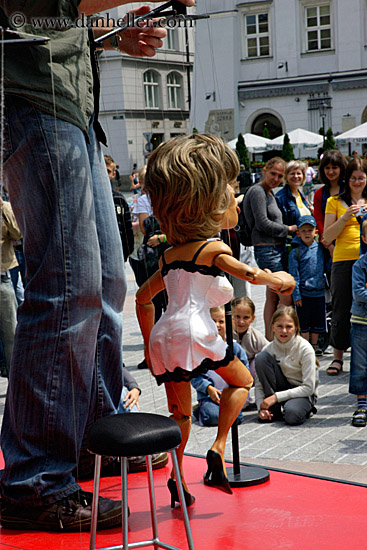 kids-watching-tina-turner-puppet.jpg