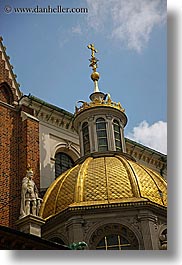 images/Europe/Poland/Krakow/WawelCastle/gold-dome-w-statue.jpg