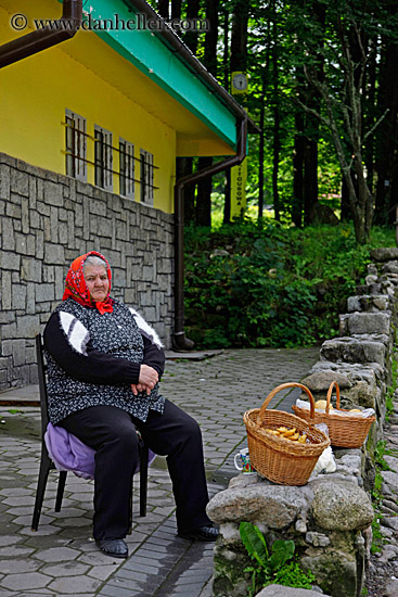 old-polish-woman-sellng-bread-1.jpg