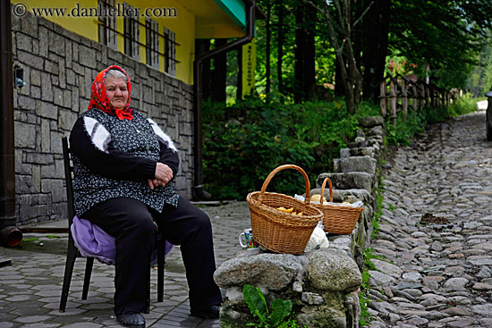 old-polish-woman-sellng-bread-2.jpg