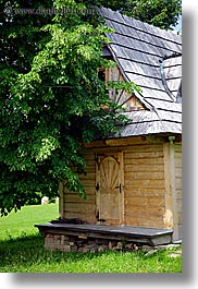 images/Europe/Poland/Zakopane/Buildings/small-house-n-big-tree.jpg