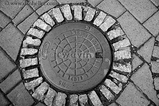 zakopane-manhole-cover-bw.jpg