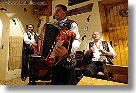 images/Europe/Slovakia/GypsyMusic/accordion-player-n-musicians-2.jpg