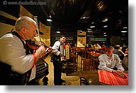 images/Europe/Slovakia/GypsyMusic/musicians-n-audience-2.jpg