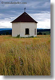 images/Europe/Slovakia/Landscapes/small-church-in-big-field-4.jpg