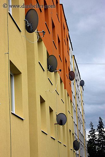 bldg-w-satellite-tv-dishes.jpg