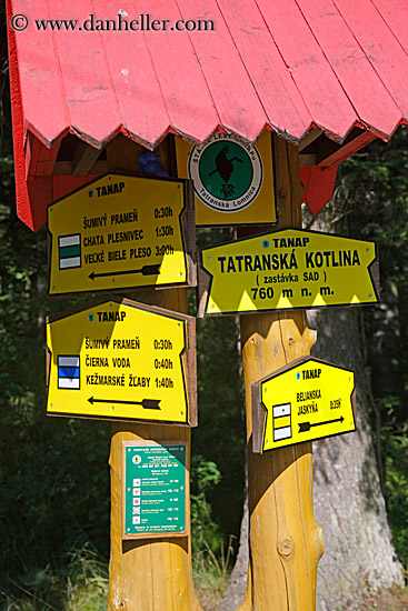 hiking-directional-signs.jpg