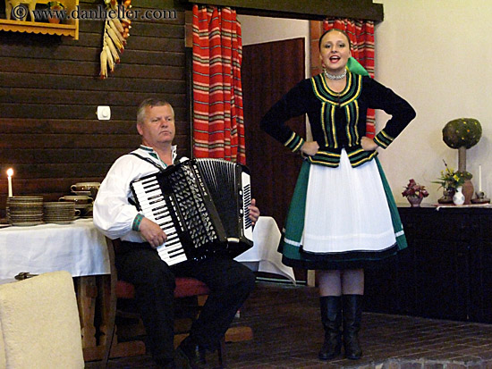 accordion-player-n-woman-singing.jpg