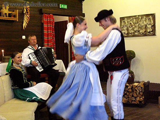 slovak-folk-dancing-couple-4.jpg