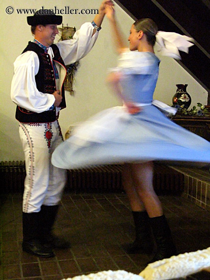 slovak-folk-dancing-couple-5.jpg