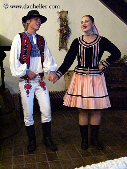 slovak-folk-dancing-couple-9.jpg