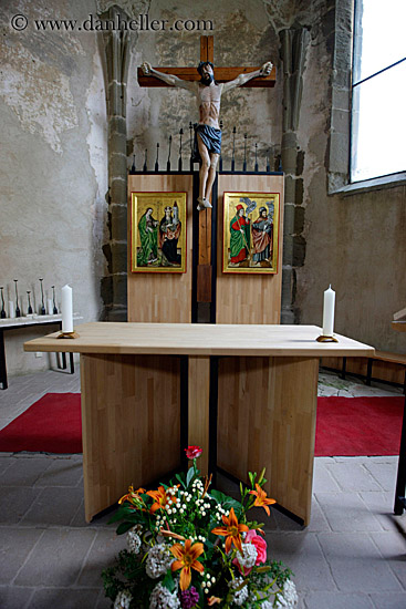 altar-w-jesus-on-cross-2.jpg