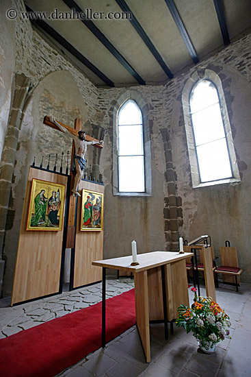 altar-w-jesus-on-cross-3.jpg