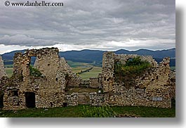 images/Europe/Slovakia/SpisCastle/castle-n-green-fields-3.jpg