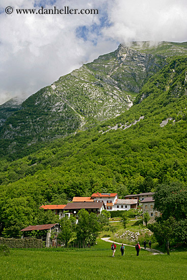 mountain-side-n-houses-2.jpg