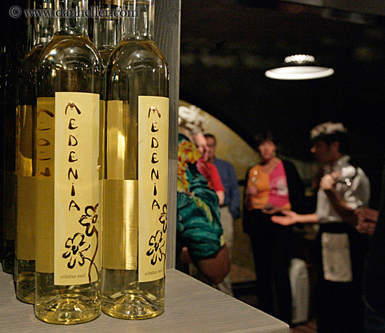 medenia-white_wine-bottles.jpg