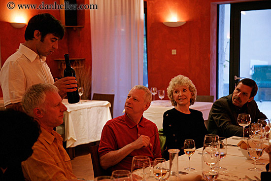 valter-discussing-wine-1.jpg