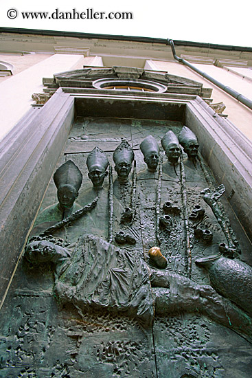 door-of-popes-3.jpg