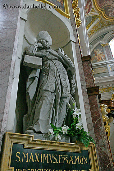 pope-maximus-statue-2.jpg