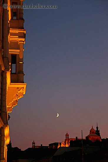 crescent-moon-n-bldg-2.jpg