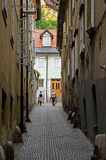 narrow-street-n-couple-walking.jpg