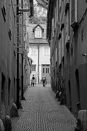 narrow-street-n-couple-walking-bw.jpg