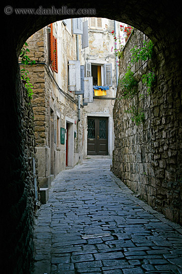 archway-n-cobblestones.jpg