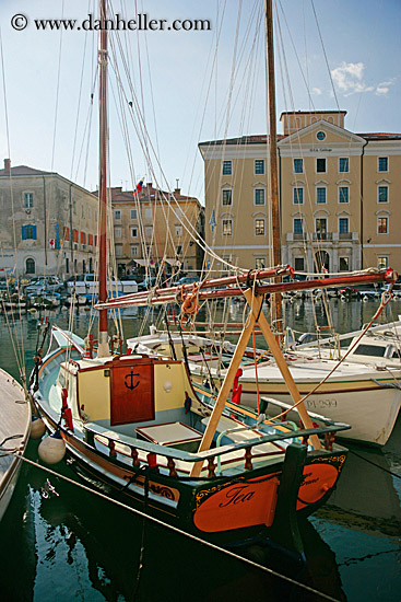 boats-in-harbor-08.jpg