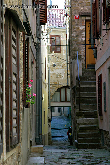 narrow-alley-1.jpg