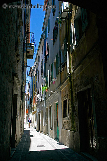 narrow-alley-2.jpg