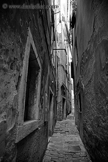 narrow-cobblestone-alley.jpg